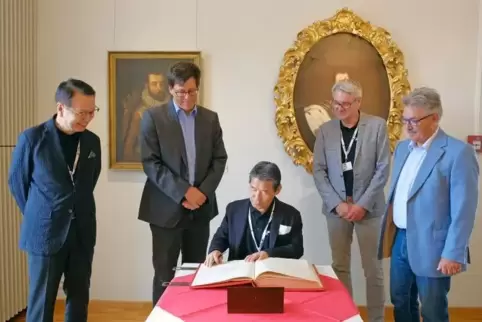 Als Willkommensgeste durfte sich Tadano-Chef Koichi Tadano gestern ins Goldene Buch der Stadt eintragen. Von links nach rechts T