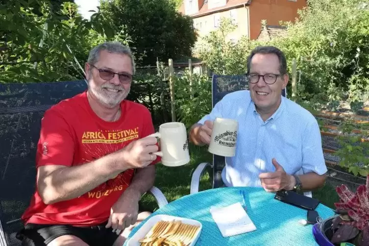 Unterm Kirschbaum in F&ouml;rsters (Bier)-Garten: Wolfgang F&ouml;rster (nat&uuml;rlich links ) und Redakteur Stefan Keller. Foto: Lenz