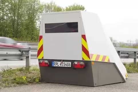 Mobile Tempomessgeräte wie dieser Anhänger werden mit großen Akkus betrieben.  ArchivFoto: Moschel