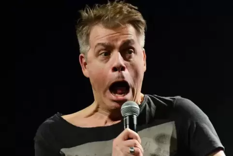 „Ich schau’, wie ich schau’’“, sagt Michael Mittermeier, hier bei seinem 2015er-Gastspiel in Neustadt. Foto: Mehn