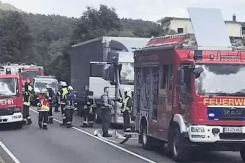 Die Bergung des Lkw und des ausgelaufenen Treibstoffs erwiesen sich als schwierig.