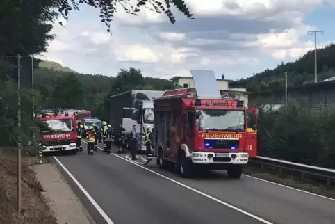 Nach einem Lkw-Unfall ist die B 10 bei Hauenstein gesperrt.  Foto: Polizei