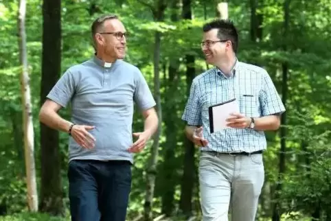 Wallfahrtsdirektor Volker Sehy (links) und RHEINPFALZ-Redakteur Andreas Ganter unterhalten sich bei einem Spaziergang durch den 