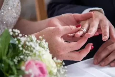 Kinderlose Eheleute, die sich für den Todesfall des Partners absichern wollen, sollten sich gegenseitig zu Alleinerben einsetzen
