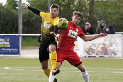 Melvin Loch (rechts) spielt jetzt für den BSC Oppau, im Bild mit Bastian Gütermann. Das finden die Verantwortlichen in Ruchheim 