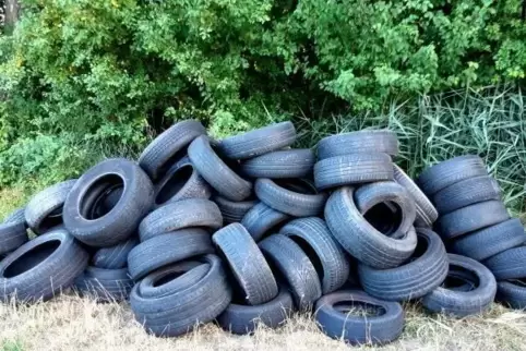 Die Reifen wurden in der Nähe der Winzergenossenschaft abgeladen.  Foto: PKL