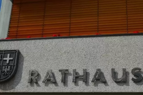 Noch ist am Verwaltungsgebäude in der Hauensteiner Schulstraße der Schriftzug „Rathaus“ zu sehen. Nach der Fusion mit der VG Dah