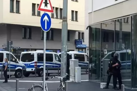 Schon wieder ist die Polizei am Frankfurter Hauptbahnhof im Einsatz.  Foto: Eva Krafczyk/dpa