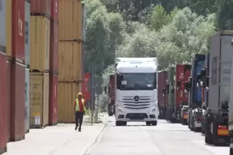 Von Radfahrern bevorzugt: Die Hafenstraße, direkt an den Containerstapeln und voller Lastwagen. Foto: van