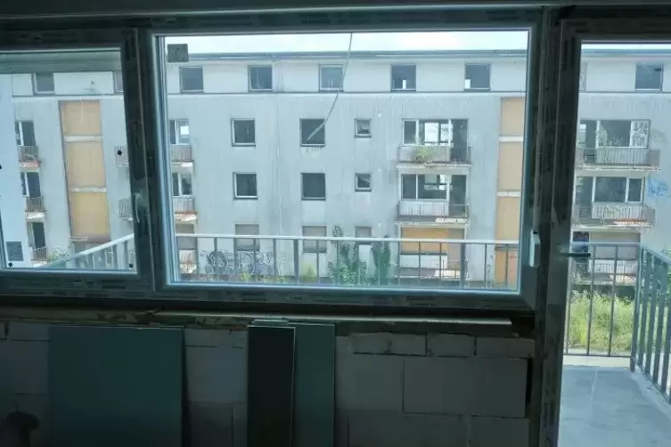 Blick auf das Nachbargeb&auml;ude, das n&auml;chstes Jahr renoviert werden soll.  Foto: Moschel