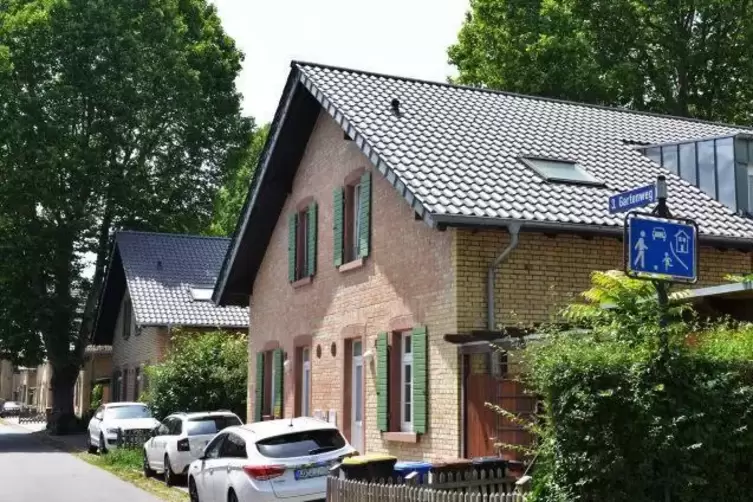 Etwas mehr als 60 Originalh&auml;user in Backstein sind noch erhalten. Die wieder aufgebauten erkennt man daran, dass sie verputzt si