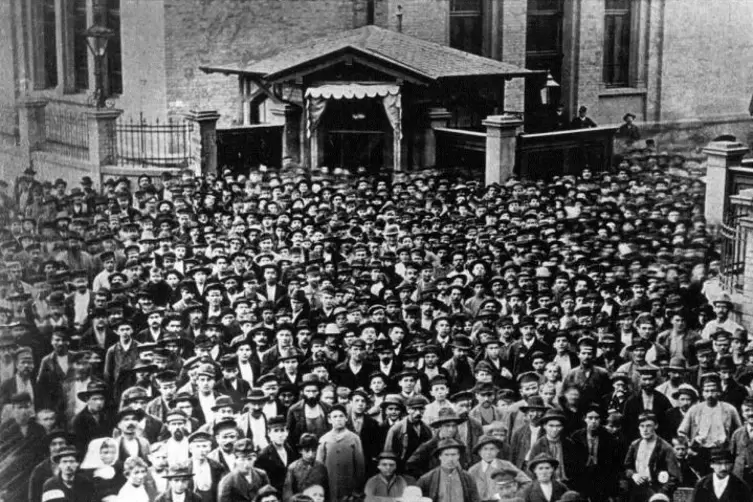 Das Ziel: loyale und disziplinierte Arbeiter, hier 1895 am Haupttor der BASF. Foto: Stadtarchiv