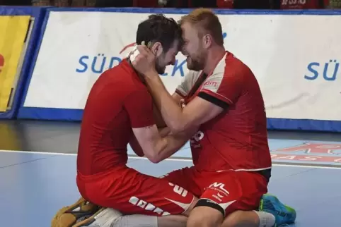 Freddy Stüber (rechts) und Jonathan Scholz (links) feierten den Klassenerhalt der Eulen. Foto: 