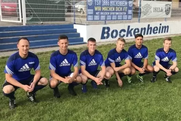 Neuzugänge und Trainerduo des TSV Bockenheim, von links: Coach Nico Schäfer, Jonathan Samesch, Marc Ebert, Johannes Neumann, Oli