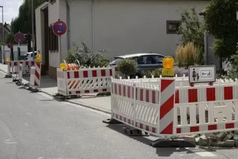 Breitbandausbau in Beindersheim: In der Schenkelstraße reiht sich derzeit eine Baugrube an die andere. Foto: BOLTE