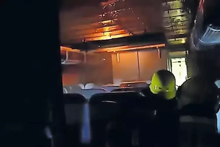 Beim Flammensprung breitet sich das Feuer schlagartig von einem Brandherd auf den gesamten Raum aus, hier in einer nachgebauten 