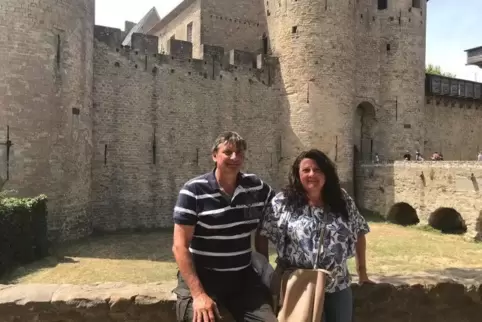 Das Urlaubsbild zeigt Rolf Schlicher und seine Frau Marina in Carcassonne vor der Festung „La Cité“. Foto: Schlicher/privat
