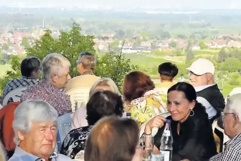 Bei der Herxheimer Weinkerwe haben die Besucher einen herrlichen Blick in die Rheinebene.