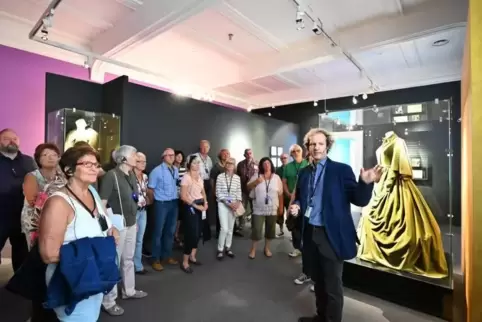 Führte persönlich durch die Ausstellung: Museumsdirektor Alexander Schubert (rechts) mit den Sommertour-Teilnehmern.  Foto: Lenz