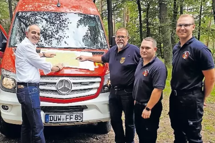 Mit Rettungspunkt-Karte (von links): Kreisbeigeordneter Sven Hoffmann, Kreis-Feuerwehrinspekteur Michael M&uuml;ller, der Meckenheime