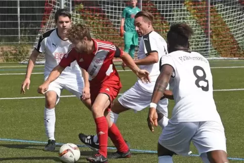 Dennis Stefan Liebermann (rot) vom Ludwigshafener SC musste nach 60 Minuten vom Platz, der Mutterstadter Confidence Agwaze (Zwei