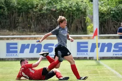 Nico Krebs vom TSC II (rechts) erzielt ein Tor, das Dominik Sefrin von der Palatia Contwig II nicht verhindern kann . Foto: Mosc