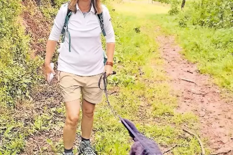 Christine Kamm mit dem kleinen Benji, der ganz sch&ouml;n zieht.