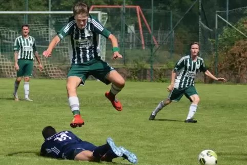 Fair gegenüber dem Gegenspieler: Sippersfelds Robin Windecker überspringt den Christoffer Mecking von der SG Appeltal.  Foto: Lö