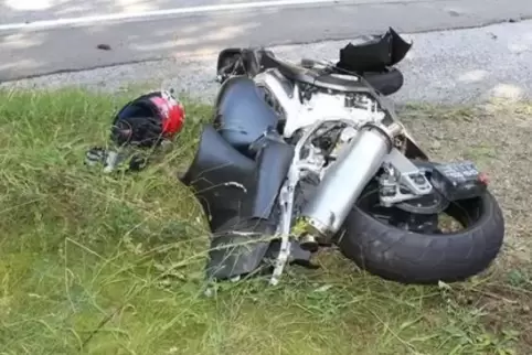 Bei Wiesweiler (Landkreis Kusel) hat sich am Sonntagmittag auf der B420 ein schwerer Verkehrsunfall ereignet. Foto: Polizei