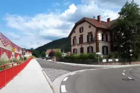 Die neue Zufahrt zum Bahnhof Hinterweidenthal ist fertig. In der neu angelegten Straße, die von der B 427 abbiegt, unterquert ma