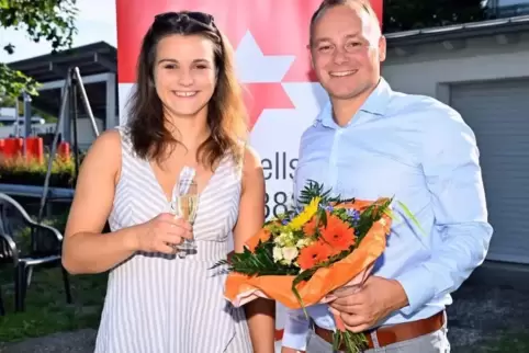 Blumen für die Dame: Alicia Bohn mit Vorsitzendem Ingo Janz. Foto: Lenz