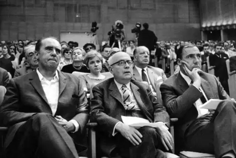 Theodor W. Adorno (Mitte) mit dem Schriftsteller Heinrich Böll (links) und dem Verleger Siegfried Unseld. Foto: dpa