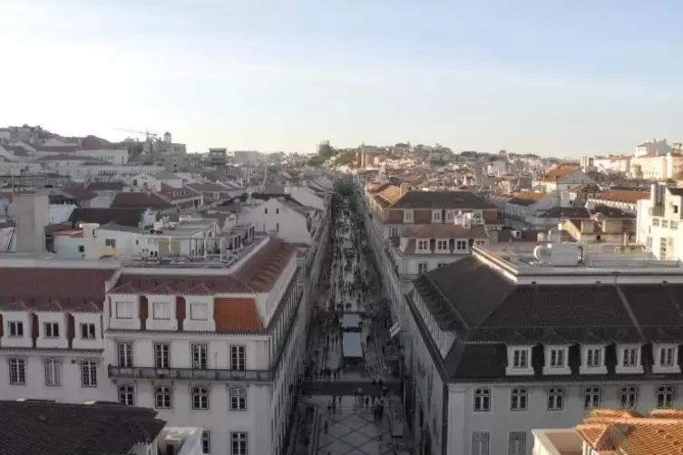 In Lissabon werden 500 bis 600 Euro monatlich für ein kleines WG-Zimmer fällig. Das Durchschnittsnettoeinkommen in Portugal lieg