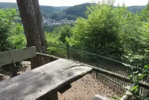 Der idyllische Platz auf einem Felsen auf dem Hilschberg öffnet den Blick und die Sinne.   Foto: Hans Heinen