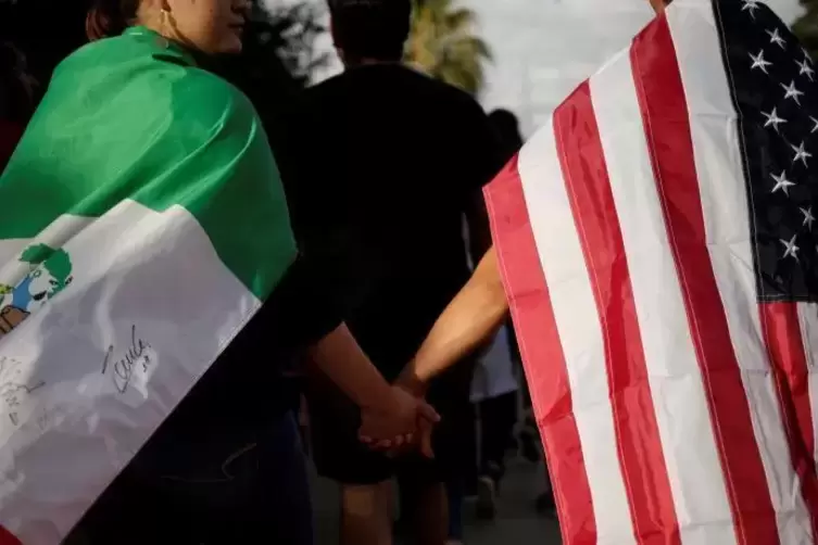 Versöhnung statt Hass: Ein Mexikaner und ein Amerikaner gedenken gemeinsam in El Paso der Opfer vom Wochenende. Foto: REUTERS