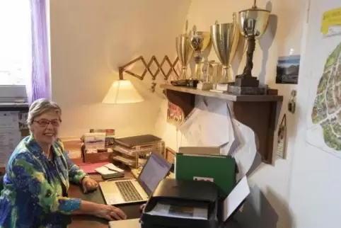Mag’s gerne ordentlich: Ingrid Stachs Schreibtisch ist immer aufgeräumt.  Foto: VIEW