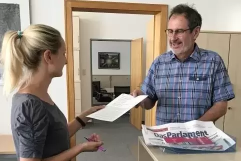 Bei der Arbeit: Sekretärin Sandra Rienkens und Leiter Karl Walter Hoffmann. Foto: pse