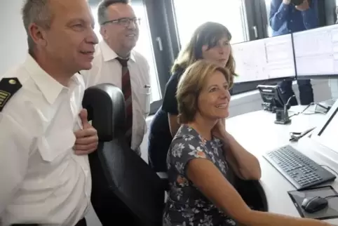 Der Ludwigshafener Feuerwehrchef Stefan Bruck (links) erläutert Ministerpräsidentin Malu Dreyer das System. Mit dabein sind Land