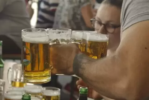 Kräftig erfrischend: Auf dem Brauereihoffest floss natürlich auch das ein oder andere Bier.  Foto: J. Hoffmann