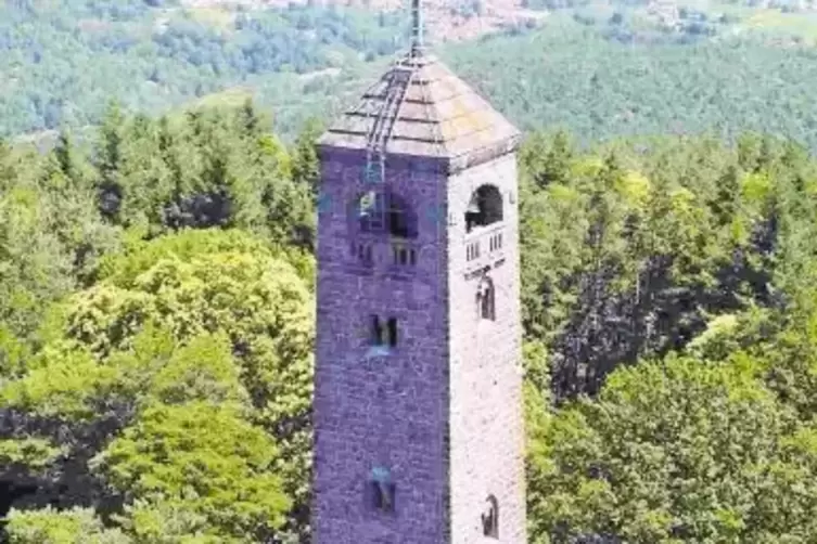 Aussichtsturm auf dem Peterskopf: Der Bismarckturm ist 36 Meter hoch und steht auf Kallstadter Gemarkung.