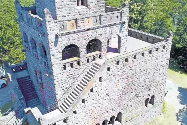 Neoromanischer Stil: Die Bauweise des 116 Jahre alten Turms ist eher wuchtig.