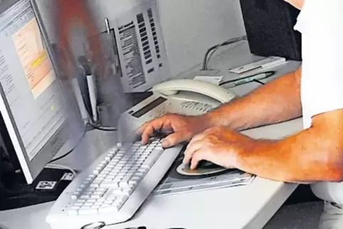 Tägliche Praxis: ein Arzt gibt Untersuchungsdaten ein.