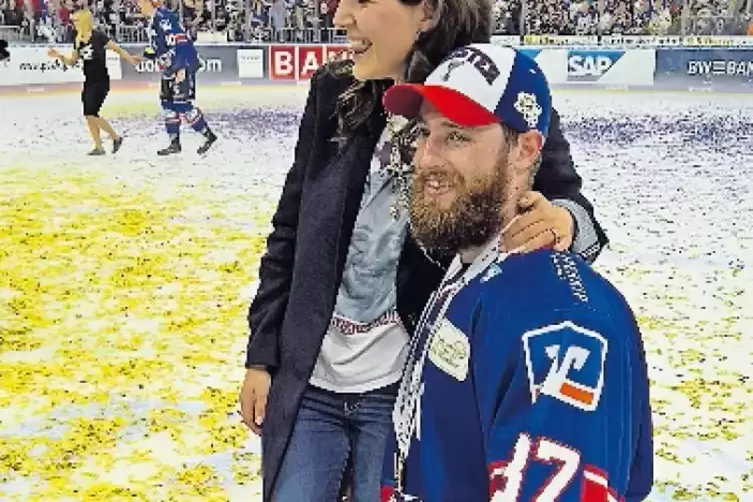 Meisterheld Thomas Larkin und seine Frau Luisa mit dem DEL-Pokal.