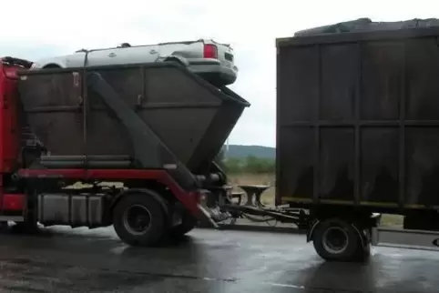 Die in Containern transportierten Schrottautos waren nicht ausreichend gesichert, zudem war die zulässige Gesamthöhe des Lastzug
