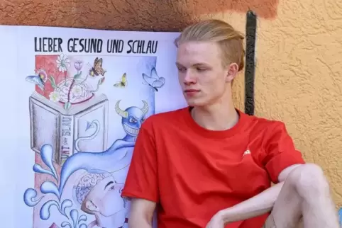 „Lieber gesund und schlau“: Nils Hauser vor dem ausgezeichneten Plakat. Foto: Iversen