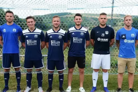 Neuzugänge bei der SG Appeltal, von links: Trainer Oliver Benz, Denis Klingelschmidt, Dennis Lamb, Pascal Kutscher, Lucas Klippe