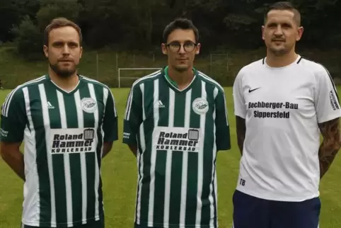 Neuzugänge beim FC Eiche Sippersfeld, von links: Jan Giehl, Christian Geißler und Trainer Thomas Buhrmann. Foto: J. Hoffmann