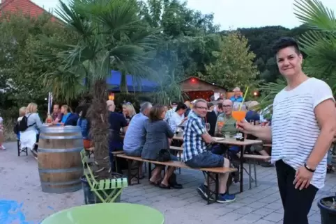 Nicole Fischer, die Vorsitzende des Heimatvereins, freut sich über den Zuspruch zur „Italienischen Nacht“. Am Tisch protest ihr 