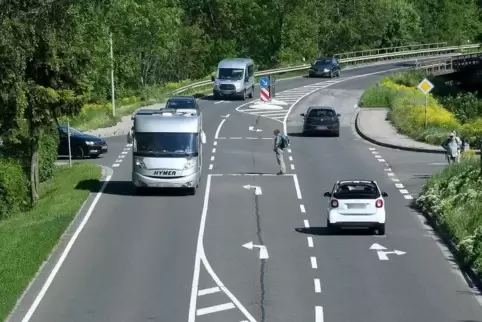 Die Fahrbahn der B 47, hier ein Archivbild, das den alten Zustand zeigt, wird derzeit saniert. archivFoto: Stepan