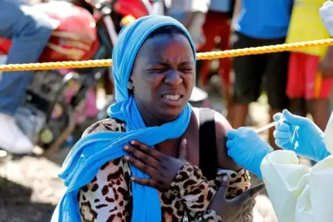Am Montag in Goma: Eine Frau soll geimpft werden, ihr ist sichtlich unwohl dabei. Foto: REUTERS